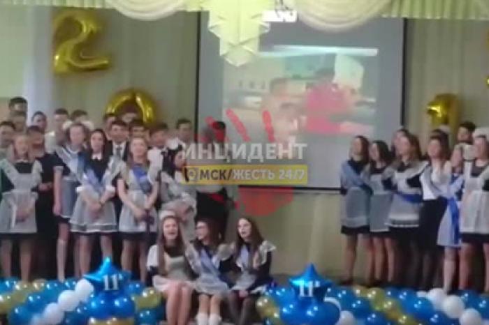 Потолок обрушился на российских школьников во время последнего звонка