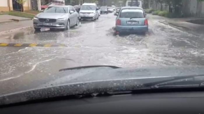 Потоп в столичном пригороде: дождь затопил улицу в Дурлештах