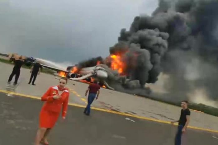 Появилось новое видео горящего в Шереметьево самолета