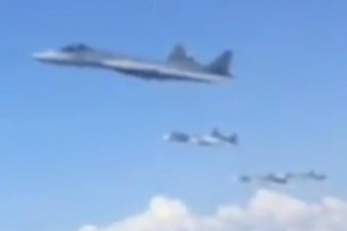 Появилось снятое из самолета Путина видео с шестью Су-57