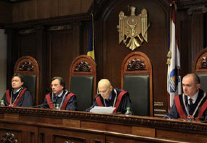 PREŞEDINTELE NU POATE ÎNAINTA UN CANDIDAT LA FUNCŢIA DE PREMIER ÎN LIPSA ORGANELOR DE CONDUCERE ALE PARLAMENTULUI – CURTEA CONSTITUŢIONALĂ