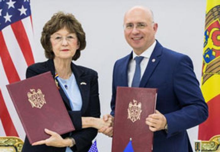 PREMIERUL MOLDOVEI I-A CONFERIT SECRETARULUI DE STAT AL CAROLINEI DE NORD DIPLOMA DE ONOARE A GUVERNULUI