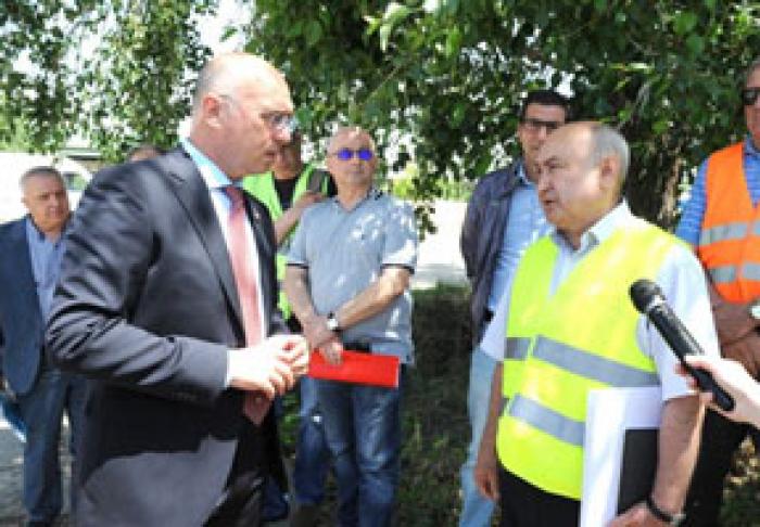 PREMIERUL PAVEL FILIP S-A ARĂTAT INDIGNAT CĂ LUCRĂRILE DE REABILITARE A DRUMULUI CHIŞINĂU-UNGHENI SUNT TERGIVERSATE
