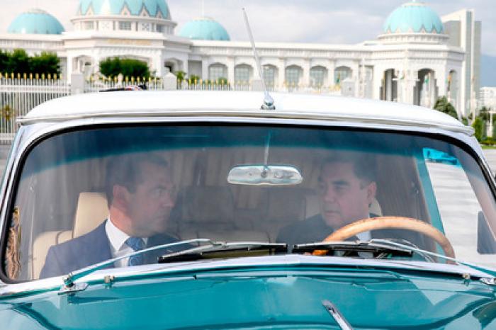 Президент Туркмении прокатил Медведева