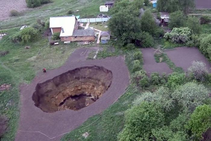 Провал в земле глубиной в пять этажей образовался рядом с домом россиян