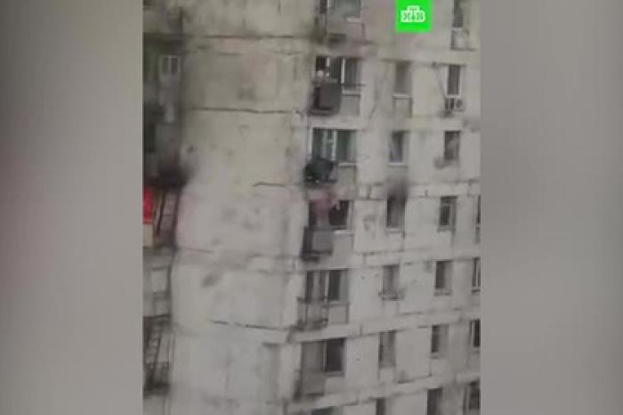 Россиянин вышел на балкон и спас двух детей из пожара