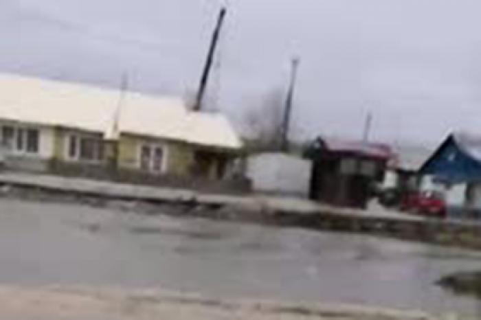 Российская девочка покаталась в луже на плоту и попала на видео