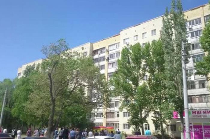 Российская пенсионерка выпала из окна и 15 минут провисела на кондиционере