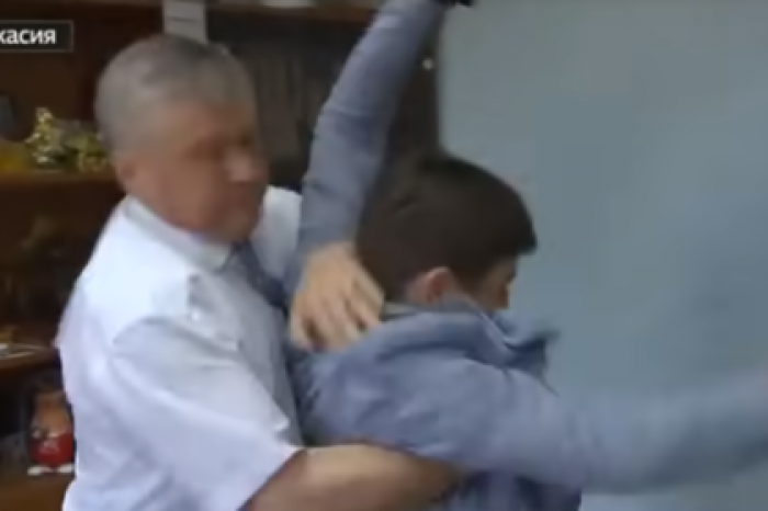 Российский чиновник напал на журналиста «России 24» во время интервью