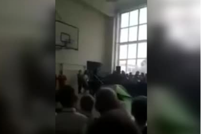 Российский выпускник напал на депутата во время последнего звонка