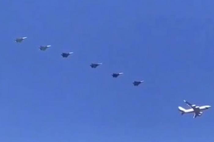 Самолет Путина сопроводила шестерка Су-57