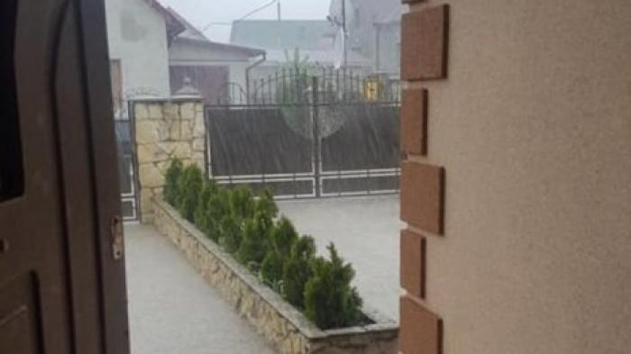 Сильный дождь с градом прошел в Единцах