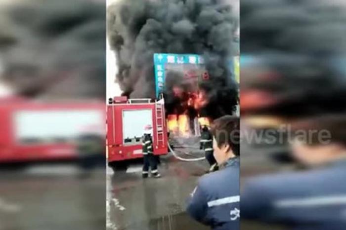 Строитель на кране спас людей из горящей многоэтажки
