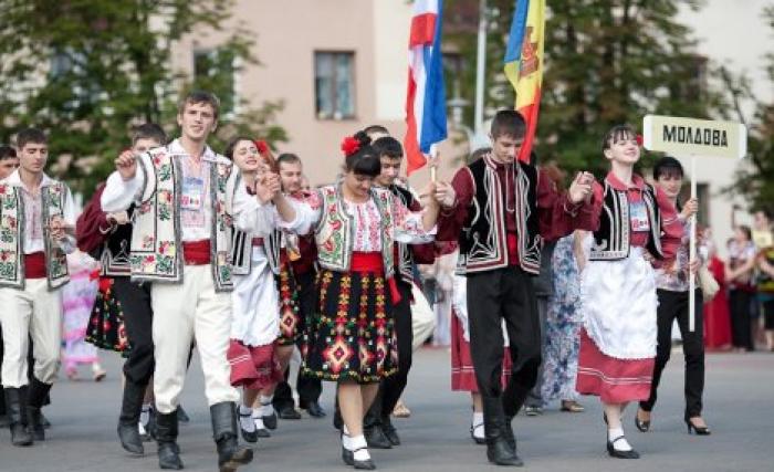 Супруги из села Вэдень более 15 лет шьют народные костюмы