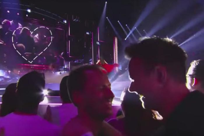 Телеканал «Россия 1» отказался комментировать поцелуй геев в эфире