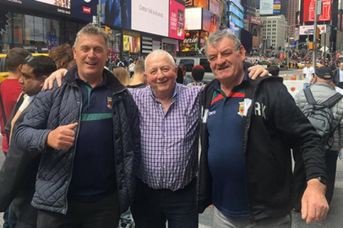 Трое ирландцев попросили незнакомку сделать фото на Таймс-сквер и прославились
