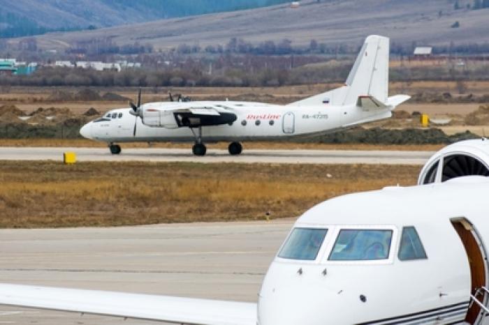 У самолета Ан-24 после посадки в Якутске лопнули шасси