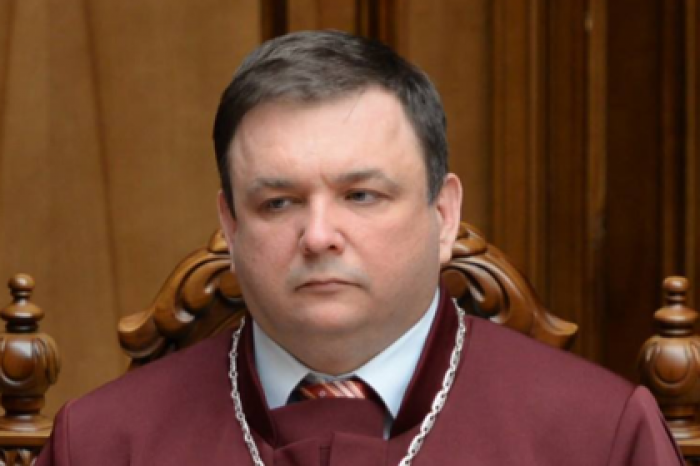 Уволенный глава Конституционного суда Украины обвинил Порошенко в перевороте