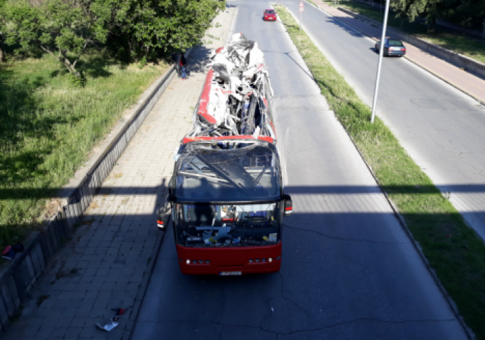 В Болгарии у туристического автобуса оторвало крышу