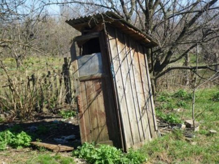 В Кишиневе двухлетняя девочка чудом выжила, упав в выгребную яму