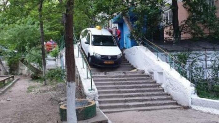 В Кишиневе таксист решил заехать на машине по лестнице