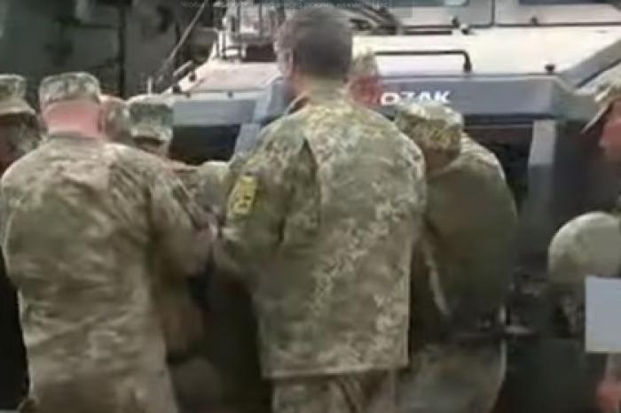 Военнослужащая упала в обморок рядом с Порошенко