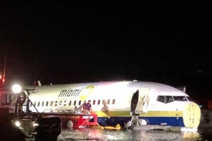 В США Boeing 737 с сотней пассажиров на борту упал в реку