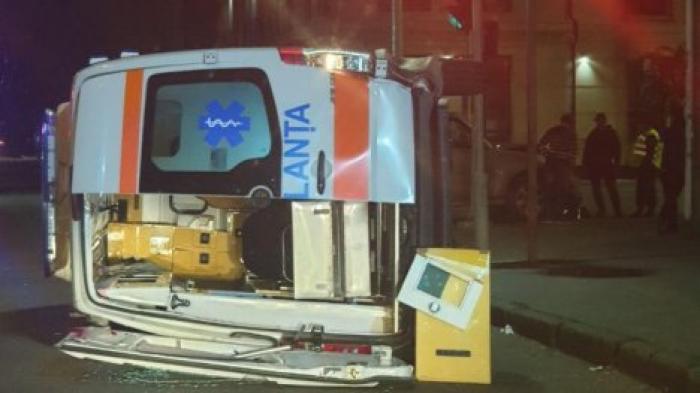 В центре столицы перевернулась машина скорой помощи вместе с пациентом