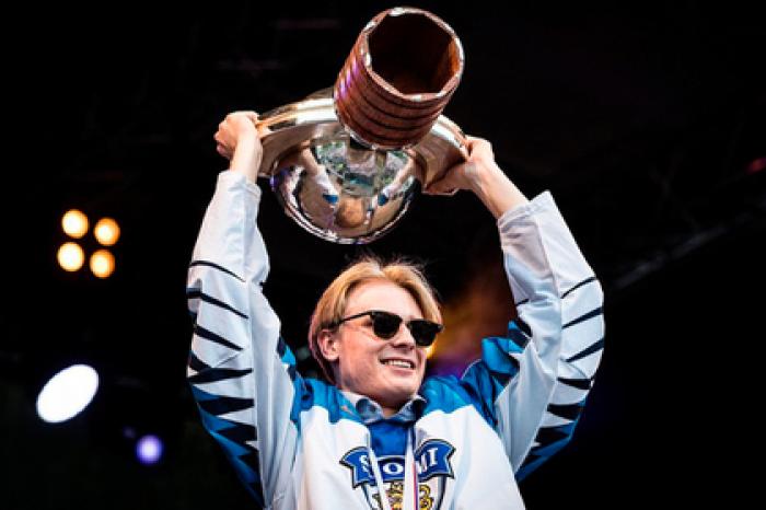 Выигравшие ЧМ финские хоккеисты сломали чемпионский кубок