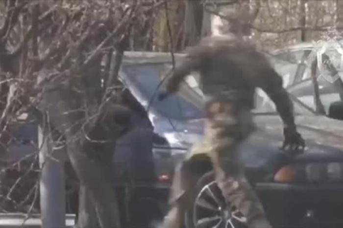Задержание деливших взятку полицейских бойцами ФСБ попало на видео