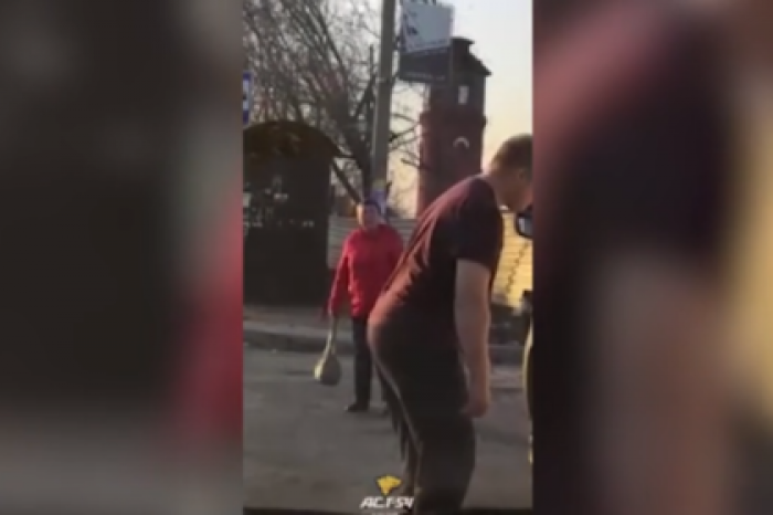 «Загипнотизированный» водитель застыл перед маршруткой и попал на видео