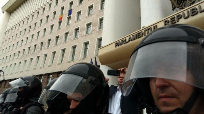 Боится народа: Андрей Нэстасе спрятался за спинами офицеров Fulger на митинге