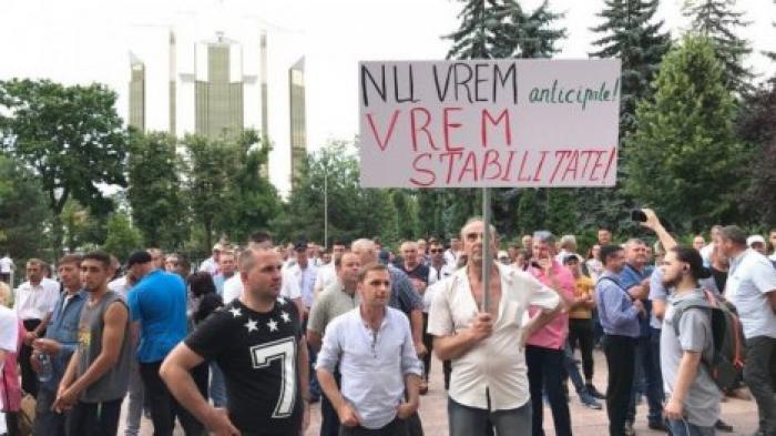Что говорят манифестанты, собравшиеся на митинге у парламента