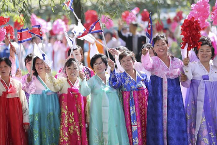 Десятки тысяч северокорейцев поприветствовали Си Цзиньпина