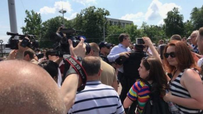 Дорин Киртоакэ пытался набросится на Павла Филипа во время митинга на центральной площади Кишинева