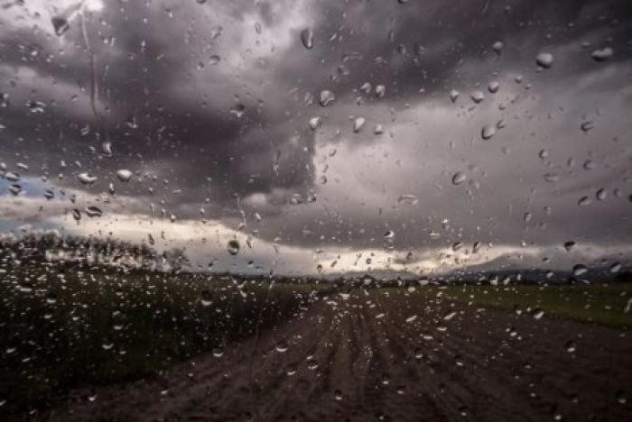 Грозовые дожди и порывистый ветер: в Молдове снова объявили желтый код опасности