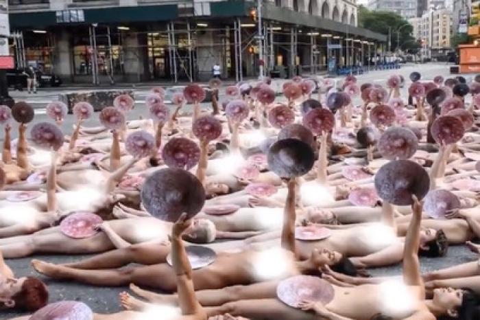 Художник устроил акцию с десятками голых женщин в Нью-Йорке за свободу сосков