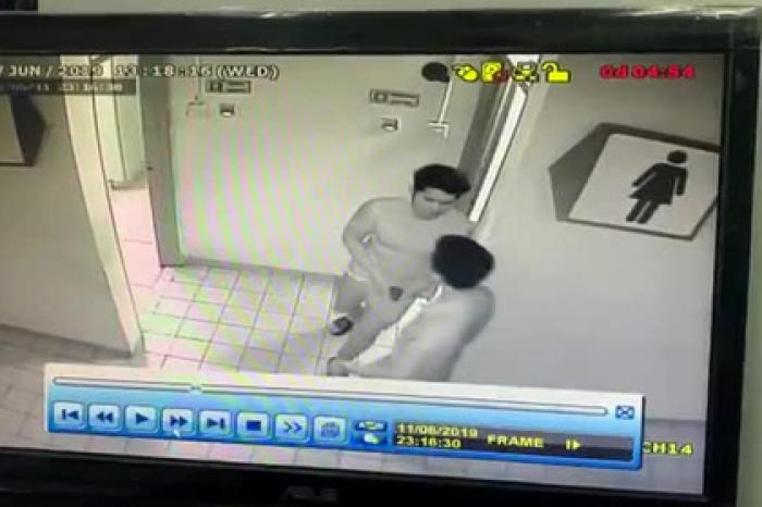 Извращенец подглядывал за женщинами в туалете и попал на видео