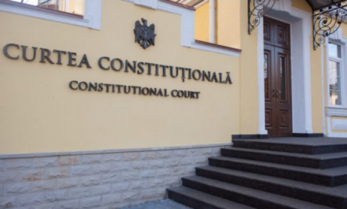 Конституционный суд осудил оказываемое на него давление