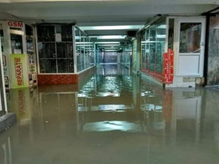 Ливень затопил подземный переход на столичной улице Измаил