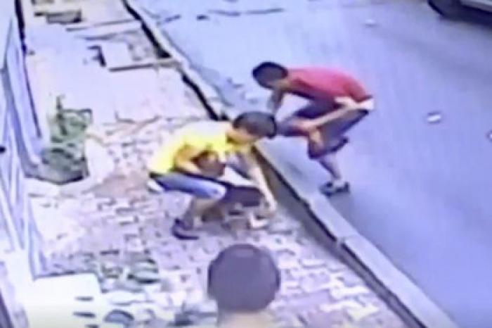 Мигрант поймал выпавшего из окна ребенка