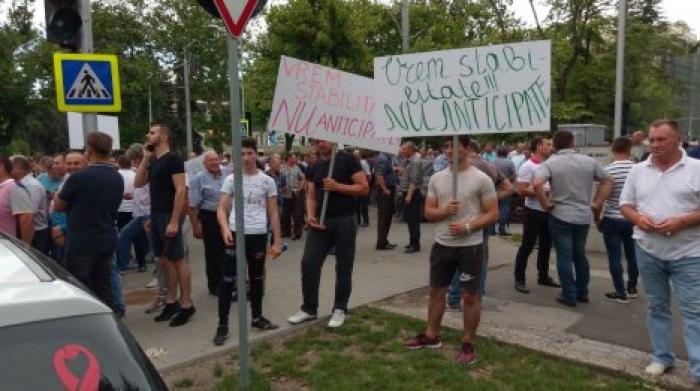 Митинг у парламента: Люди требуют политической стабильности