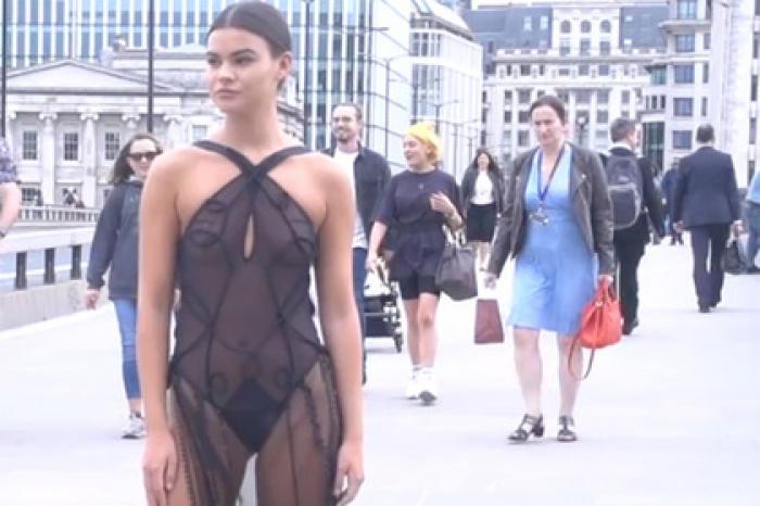 Модель прошлась в прозрачном платье по городу и рассказала о реакции прохожих