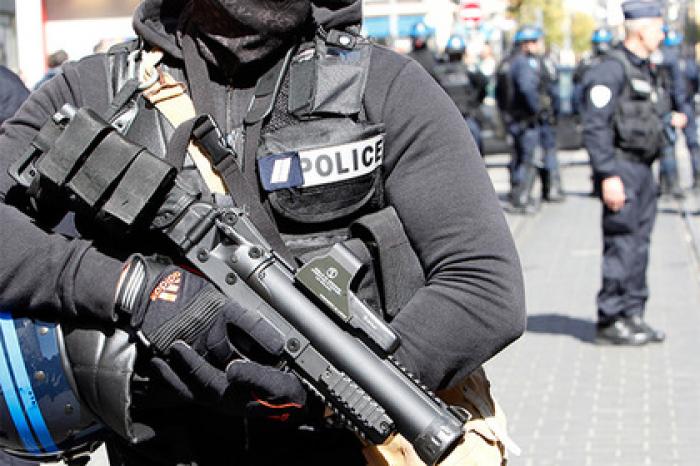 Мужчина с ножами напал на полицию в Париже