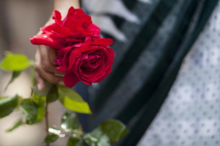 Муж запретил жене пойти на похороны любовника и нашел поддержку в сети