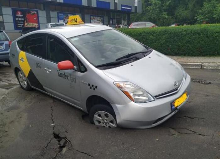 На Ботанике автомобиль провалился колесом в яму, которая образовалась после дождя
