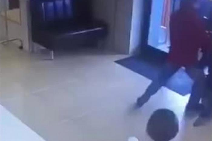 Нападение россиянина с топором и ножом на мэрию попало на видео