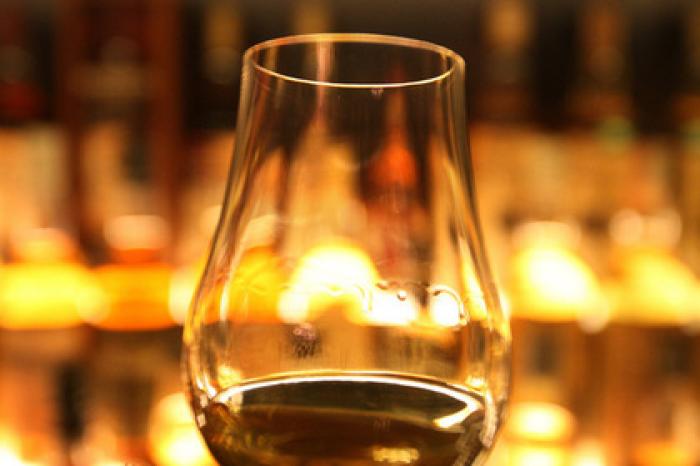 На родине виски разлюбили алкоголь и стали чаще умирать