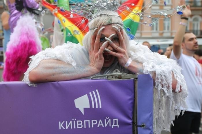 Националисты и депутаты перекрыли дорогу гей-параду в Киеве