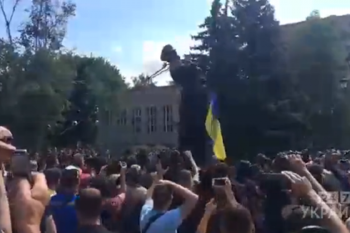Националисты снесли памятник Жукову в Харькове